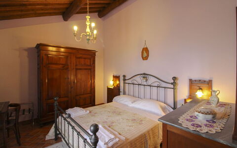Agriturismo Ca di Vestro: Mobilia, Parete, Interior Design, Pavimentazione, Camera Da Letto, Letto, Pavimento, Soffitto, Camera, Illuminazione
