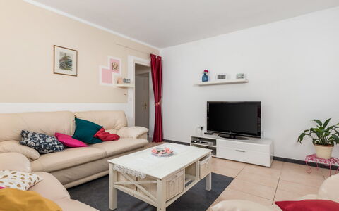 Kristijana: Divano, Proprietà, Cornice, Comfort, Pianta Della Casa, Pianta, Tavolo, Interior Design, Divano Letto, Soggiorno