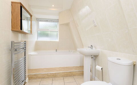 Looe 107: Idraulico Fixture, Rubinetto, Costruzione, Bagno, Finestra, Gabinetto, Lavandino Del Bagno, Lavello, Interior Design, Toilet Seat