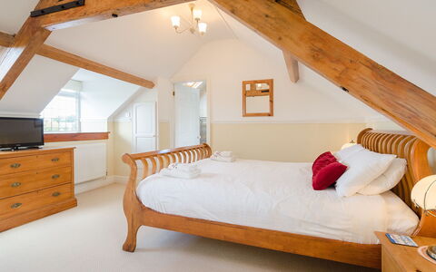 1 School Cottages: Mobilia, Proprietà, Bianca, Comfort, Cabinetry, Costruzione, Legna, Finestra, Telaio Del Letto, Cassetto