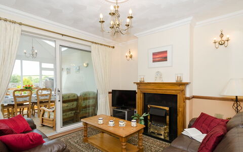 1 School Cottages: Mobilia, Proprietà, Cornice, Tavolo, Divano, Interior Design, Legna, Illuminazione, Sedia, Pavimento