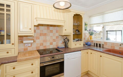 1 School Cottages: Controsoffitto, Cabinetry, Proprietà, Lavandino Della Cucina, Cucina, Lavello, Cassetto, Finestra, Elettrodomestico Da Cucina, Rubinetto