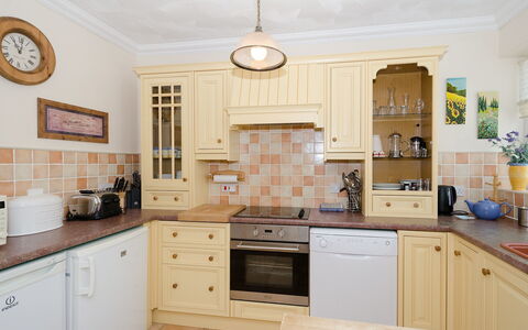 1 School Cottages: Cabinetry, Controsoffitto, Proprietà, Mobilia, Lavello, Costruzione, Lavandino Della Cucina, Rubinetto, Legna, Cassetto