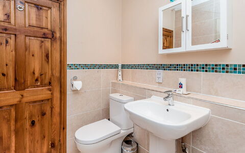 1 School Cottages: Specchio, Rubinetto, Idraulico Fixture, Proprietà, Lavello, Lavandino Del Bagno, Bianca, Bagno, Viola, Interior Design
