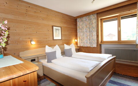 Arlberg: Camera Da Letto, Camera, Mobilia, Letto, Proprietà, Interior Design, Telaio Del Letto, Soffitto, Materasso, Lenzuolo