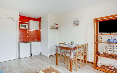 La Dune: Tavolo, Proprietà, Legna, Arancia, Interior Design, Architettura, Pavimentazione, Dipingere, Pavimento, Cornice