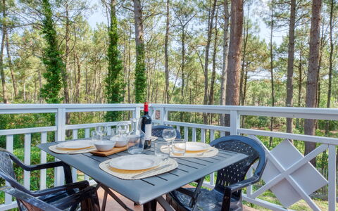 Domaine Golf Resort: Tavolo, Tavola, Pianta, Legna, Mobili Da Esterno, Albero, Interior Design, Tavolo Esterno, Cielo, Tempo Libero
