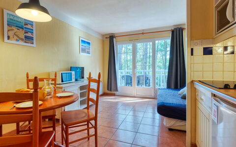 Domaine Golf Resort: Mobilia, Tavolo, Azzurro, Sedia, Legna, Interior Design, Cabinetry, Pavimentazione, Cucina, Cornice