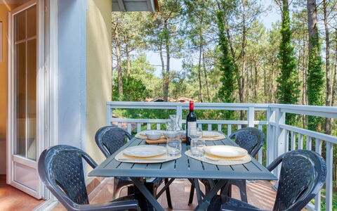 Domaine Golf Resort: Tavolo, Mobilia, Pianta, Sedia, Tavola, Legna, Albero, Tavolo Esterno, Interior Design, Shade