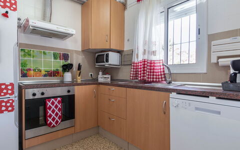 Sagenta: Controsoffitto, Cabinetry, Lavandino Della Cucina, Proprietà, Lavello, Cucina, Cucina Stufa, Finestra, Elettrodomestico Da Cucina, Legna