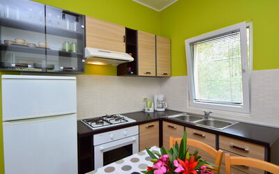 Sanja 402.2: Camera, Proprietà, Mobilia, Interior Design, Cucina, Verde, Giallo, Cabinetry, Costruzione, Casa