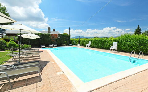 Castiglione del Lago 130: Nube, Acqua, Cielo, Pianta, Piscina, Azzurro, Shade, Albero, Mobili Da Esterno, Rettangolo