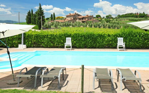 Castiglione del Lago 130: Acqua, Nube, Pianta, Cielo, Giorno, Proprietà, Piscina, Azzurro, Albero, Rettangolo