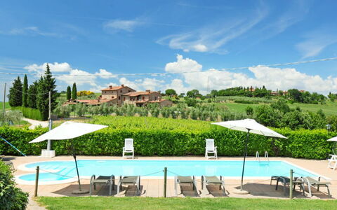 Castiglione del Lago 130: Nube, Acqua, Cielo, Pianta, Proprietà, Costruzione, Piscina, Azzurro, Shade, Ombrello