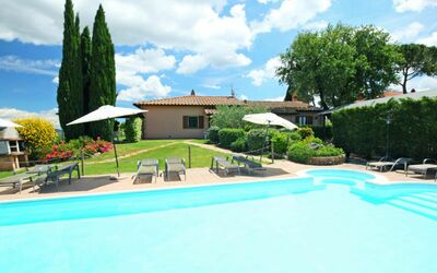 Castiglione del Lago 130: Nube, Cielo, Pianta, Acqua, Proprietà, Costruzione, Piscina, Albero, Azzurro, Mobili Da Esterno