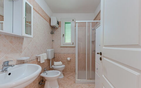 Castro 300: Rubinetto, Lavello, Idraulico Fixture, Specchio, Lavandino Del Bagno, Proprietà, Bagno, Costruzione, Legna, Porta