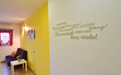 Lovran Tuliševica 402: Parete, Giallo, Camera, Proprietà, Interior Design, Soffitto, Design, Font, Costruzione