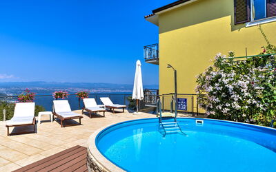 Lovran Tuliševica 402: Acqua, Cielo, Proprietà, Pianta, Mobilia, Blu, Azzurro, Piscina, Costruzione, Località Balneare