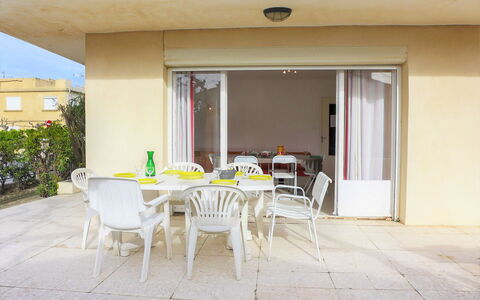 Les Hirondelles: Pianta, Tavolo, Mobilia, Proprietà, Sedia, Finestra, Shade, Costruzione, Interior Design, Pavimento