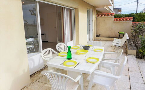 Les Hirondelles: Tavolo, Mobilia, Pianta, Proprietà, Costruzione, Sedia, Tavola, Interior Design, Tavolo Esterno, Mobili Da Esterno