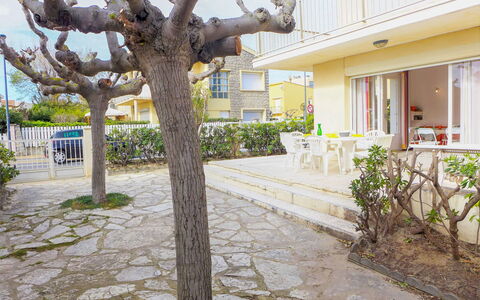 Les Hirondelles: Pianta, Costruzione, Cielo, Manto Stradale, Finestra, Casa, Urban Design, Albero, Legna, Parete