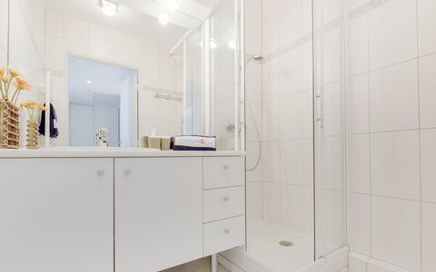 Cavalaire 170: Camera, Proprietà, Bagno, Mobilia, Piastrella, Interior Design, Pavimento, Immobiliare, Architettura, Proprietà Del Materiale