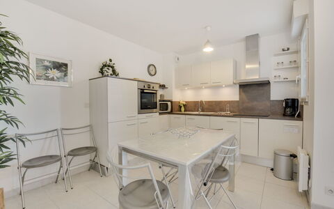 Cavalaire 170: Proprietà, Camera, Bianca, Mobilia, Interior Design, Costruzione, Casa, Cucina, Pavimento, Tavolo