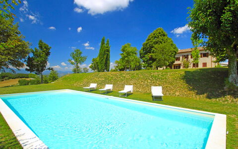 Montebello: Piscina, Proprietà, Erba, Tempo Libero, Immobiliare, Estate, Casa, Villa, Albero, Vacanza