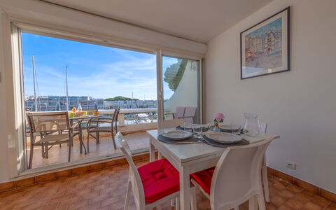 Les Régates: Tavolo, Mobilia, Proprietà, Sedia, Cielo, Legna, Interior Design, Pavimento, Parete, Immobiliare
