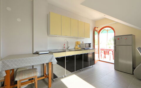 Elisabeta 02: Mobilia, Cabinetry, Proprietà, Tavolo, Controsoffitto, Cucina, Legna, Interior Design, Pavimentazione