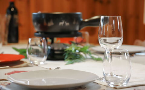 Coucordin: Tavola, Serveware, Cibo, Bicchieri, Dishware, Stemware, Tavolo, Ingrediente, Piatto, Bicchiere Di Vino