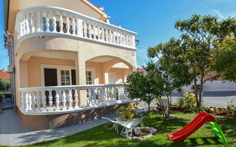 Vodice 116: Pianta, Cielo, Costruzione, Proprietà, Finestra, Albero, Portico, Casa, Lotto, Shade