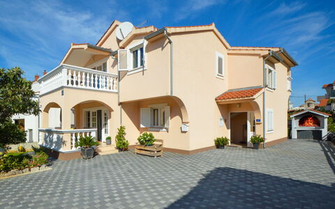 Vodice 116: Cielo, Nube, Pianta, Costruzione, Finestra, Casa, Porta, Lotto, Albero