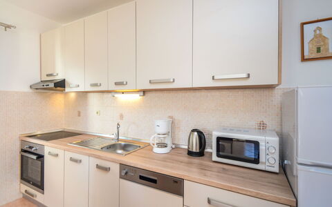 Vodice 116: Cabinetry, Controsoffitto, Proprietà, Costruzione, Mobilia, Elettrodomestico Da Cucina, Cucina Stufa, Lavandino Della Cucina, Lavello, Cucina