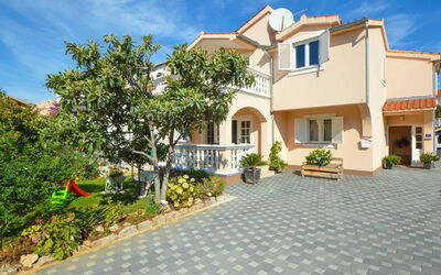 Vodice 116: Cielo, Pianta, Nube, Costruzione, Proprietà, Finestra, Manto Stradale, Lotto, Casa, Albero