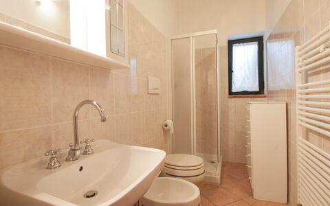 Bibbona 110: Bagno, Proprietà, Camera, Piastrella, Interior Design, Rubinetto, Architettura, Parete, Immobiliare, Idraulico Fixture