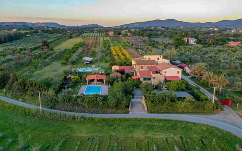 Bibbona 110: Cielo, Pianta, Costruzione, Nube, Verde, Paesaggio Naturale, Lotto, Casa, Urban Design, Highland