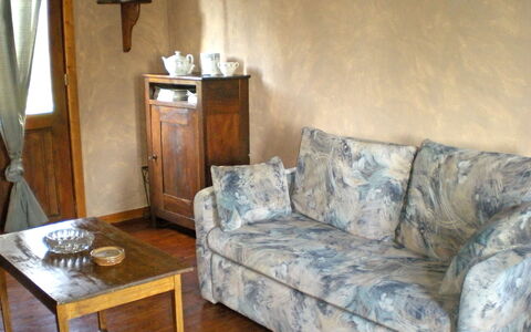Ma Campagne: Mobilia, Camera, Divano, Proprietà, Soggiorno, Pavimento, Parete, Interior Design, Casa, Tavolo