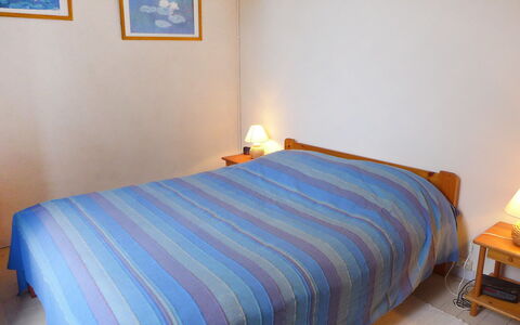 Le Chant des Milans: Camera Da Letto, Letto, Mobilia, Lenzuolo, Camera, Proprietà, Telaio Del Letto, Bedding, Parete, Materasso