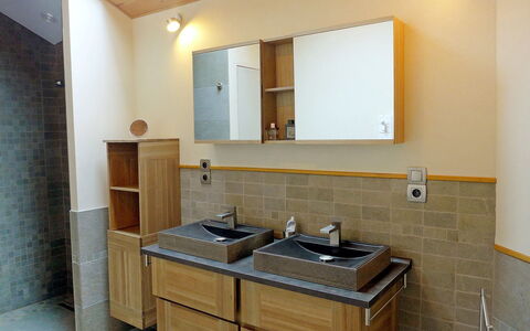 Le Chant des Milans: Camera, Proprietà, Bagno, Mobilia, Lavello, Costruzione, Interior Design, Cabinetry, Mobiletto Del Bagno, Bagno Accessorio