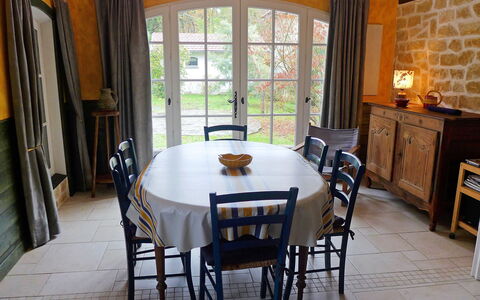 Le Chant des Milans: Camera, Proprietà, Mobilia, Costruzione, Tavolo, Sala Da Pranzo, Interior Design, Pavimento, Immobiliare, Casa