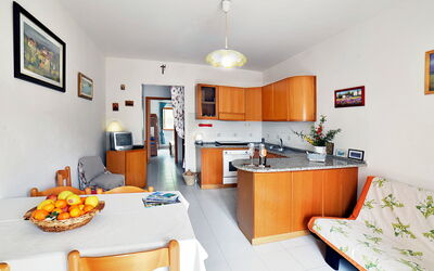 Terrazza Cala Rossa 870.5: Camera, Mobilia, Proprietà, Giallo, Interior Design, Cucina, Costruzione, Arancia, Casa, Immobiliare