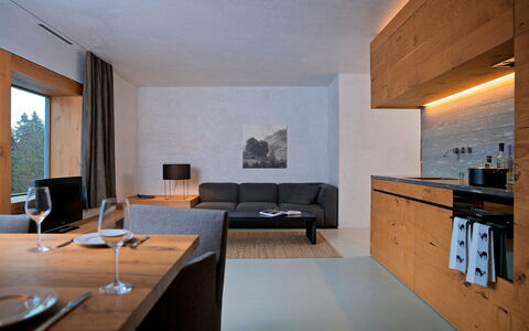Laax 600: Camera, Interior Design, Costruzione, Proprietà, Mobilia, Soffitto, Casa, Architettura, Tavolo, Parete