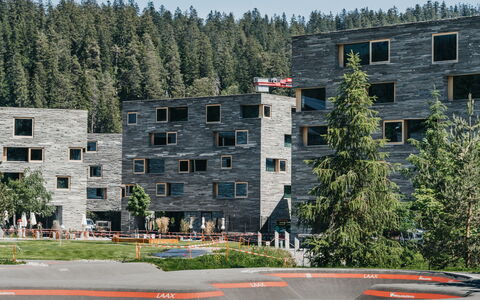 Laax 600: Pianta, Costruzione, Proprietà, Finestra, Cielo, Albero, Architettura, Urban Design, Lotto, Quartiere