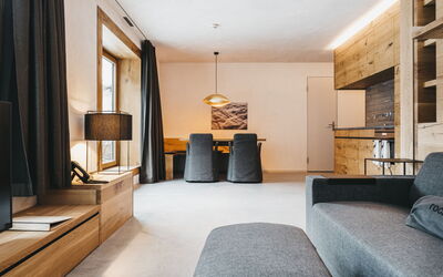 Cosy Alpine 600.8: Pianta, Acqua, Proprietà, Mobilia, Costruzione, Tavolo, Finestra, Azzurro, Sedia, Interior Design