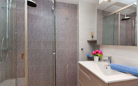Las Americas: Idraulico Fixture, Proprietà, Rubinetto, Soffione Doccia, Mobiletto Del Bagno, Bagno, Lavello, Doccia, Interior Design, Costruzione