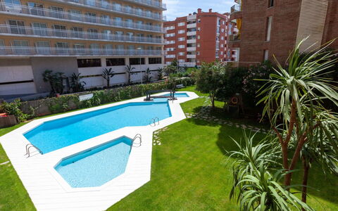 Las Americas: Pianta, Costruzione, Finestra, Piscina, Architettura, Albero, Erba, Urban Design, Corpo D'Acqua, Condominio