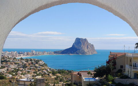 Vista Ifach: Acqua, Cielo, Costruzione, Finestra, Nube, Azzurro, Blu, Pianta, Costiera E Morfologie Oceanic, Lago