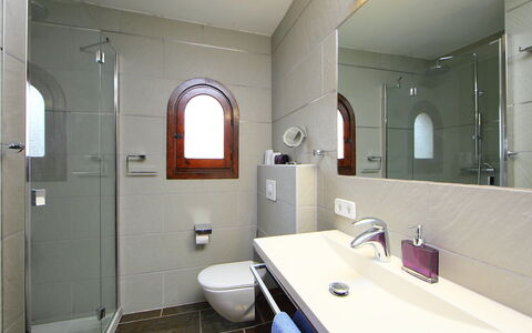 Vista Ifach: Bagno, Camera, Proprietà, Interior Design, Costruzione, Soffitto, Architettura, Lavello, Casa, Pavimento