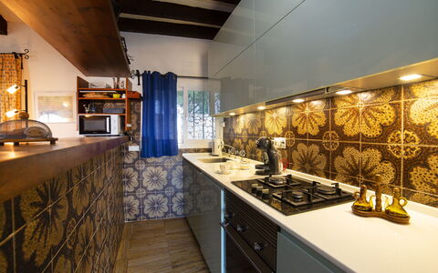 Vista Ifach: Cabinetry, Controsoffitto, Proprietà, Cucina, Legna, Interior Design, Pavimento, Pavimentazione, Cassetto, Casa
